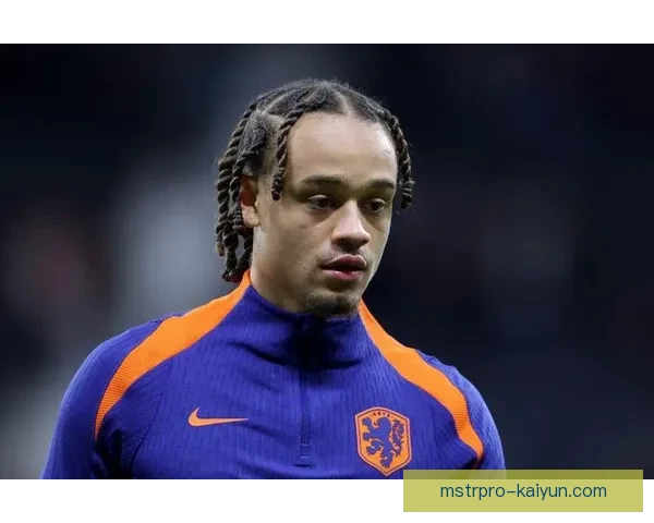 哈维·西蒙斯视野广，近期表现稳健，成为球队中场重要一员。